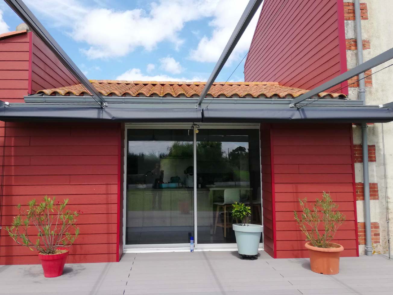 _Store-velum-gris-retracté-terrasse-d'une-maison